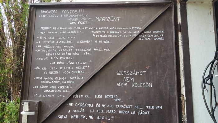 Garázsajtóra írták fel a magyar szerelők őszinte hitvallását 1