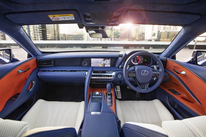 Egymillióért növeszt lepkeszárnyat a Lexus LC kupé 15 Egymillióért növeszt lepkeszárnyat a Lexus LC kupé 15