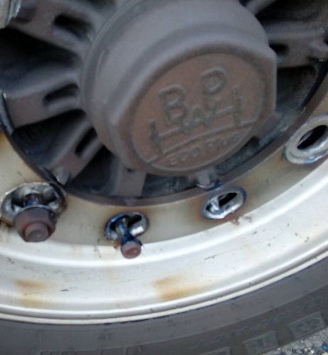 Olvadó kamiont fogtak az M1-esen 1