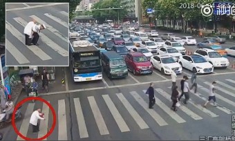 Kínai rendőr kedvességét csodálja a világ