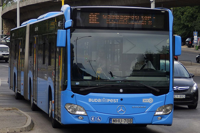 Forró kávéval öntötte le utasát a 8E sofőrje