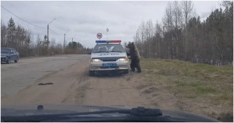 Ez Oroszország: medve kopogott be az út szélén álló rendőrökhöz 