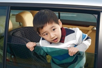 Nyissz, levágja az ujjadat a luxusautó ablaka