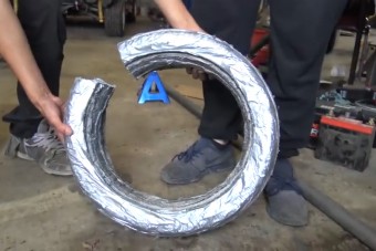 Őrült ötlet: gumi helyett ragasztószalagot az autóra!