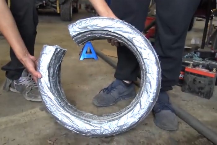 Őrült ötlet: gumi helyett ragasztószalagot az autóra!