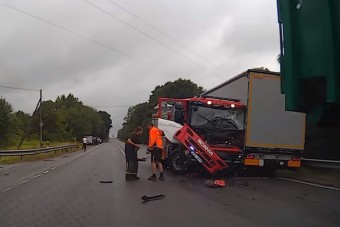 Furcsa baleset: kamion és tűzoltó ütközött, vajon ki volt a hibás?