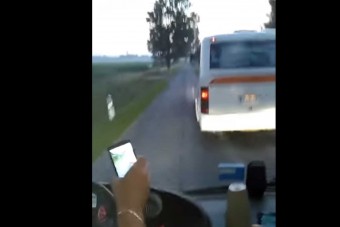 Videóra vettek két közúton versenyző járatos buszt