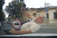 Életével játszott az autóba rúgó idióta gyalogos 1 Életével játszott az autóba rúgó idióta gyalogos 1