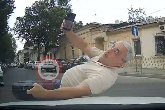 Ebből a gyalogosból előjött a nagy halált játszó idióta