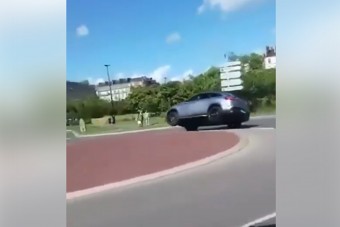 Hogy borul fel egy méretes Mercedes SUV a körforgalomban?