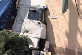 Videón a kamion, ami becsapódott egy magyarszéki iskolába