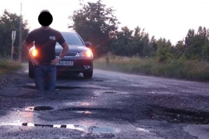 Térdig érő kátyún dühöng a Facebook népe