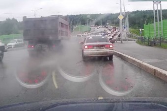 Pokoli látvány, ahogy az álló autók közé rongyol a teherautó