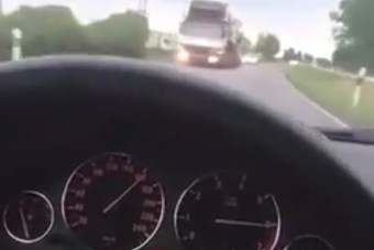 Kézben tartott mobillal veret 180-ig a srác Soltvadkertnél - Mikor szoktok már le erről?!