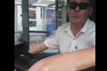 Szétszakadt gumival hajtott a Keletiig a budapesti busz, tele utasokkal