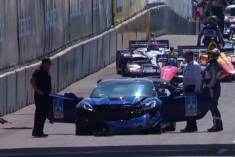 Falnak csapódott a felvezető autó az Indy 500-on