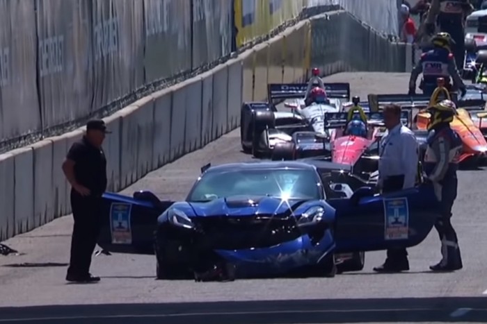 Falnak csapódott a felvezető autó az Indy 500-on