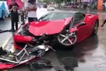 Percekkel az átvétel után törte össze a Ferrarit