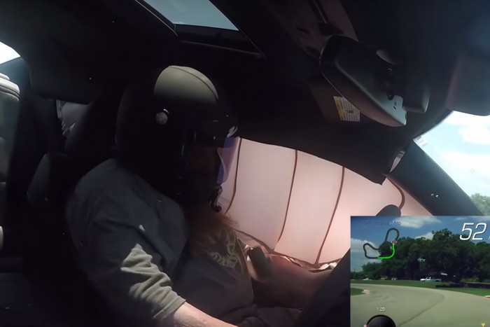 Versenypályán durrant el az izomautó légzsákja