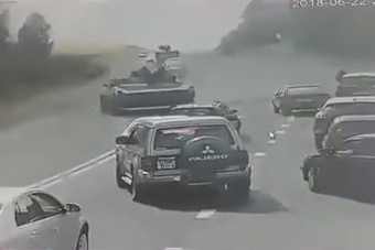 Autósnak ütközött a driftelő tank