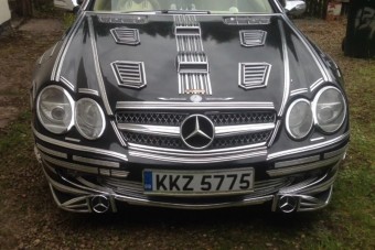 Irdatlanul ronda lett ez a kabrió Mercedes