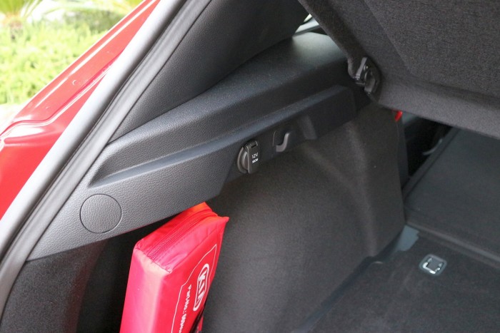 Ja, hogy ez már az új Kia Ceed? 11