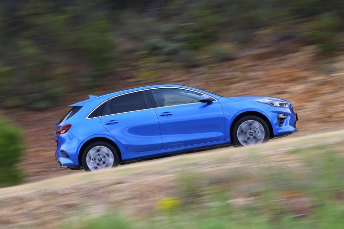 Ja, hogy ez már az új Kia Ceed? 14