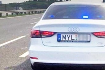 Tényleg meg kell állnunk, ha civil autóból levillog a rendőr?