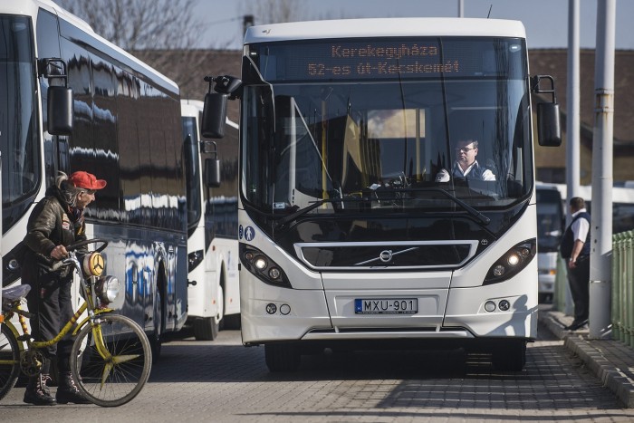 Leszállította a hölgyet a buszsofőr, mert megkérte, hogy ne telefonáljon