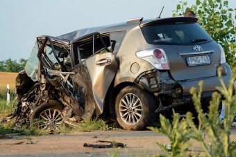 Megrázó fotókon a csávolyi halálos karambol