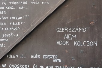 Garázsajtóra írták fel a magyar szerelők őszinte hitvallását