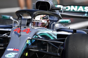 F1: Bizarr baleset, Hamilton az élen
