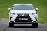 11 centivel hosszabb lett, maradhat? – Lexus RX 450 hL 25