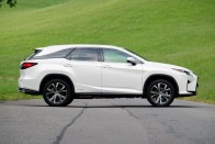 11 centivel hosszabb lett, maradhat? – Lexus RX 450 hL 27