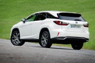 11 centivel hosszabb lett, maradhat? – Lexus RX 450 hL 3