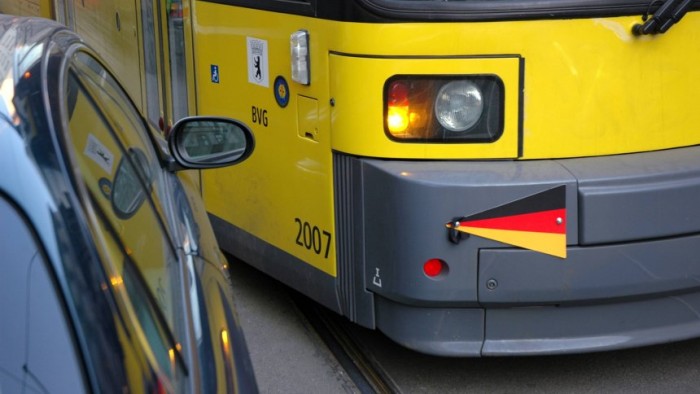 Ráparkolt a villamossínre, a közlekedési cég taxikon szállította az utasokat, majd az egészet kiszámlázta a szabálytalankodónak