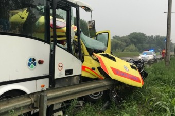 Halálos baleset Szolnokon: mentő és busz ütközött, 20 sérült