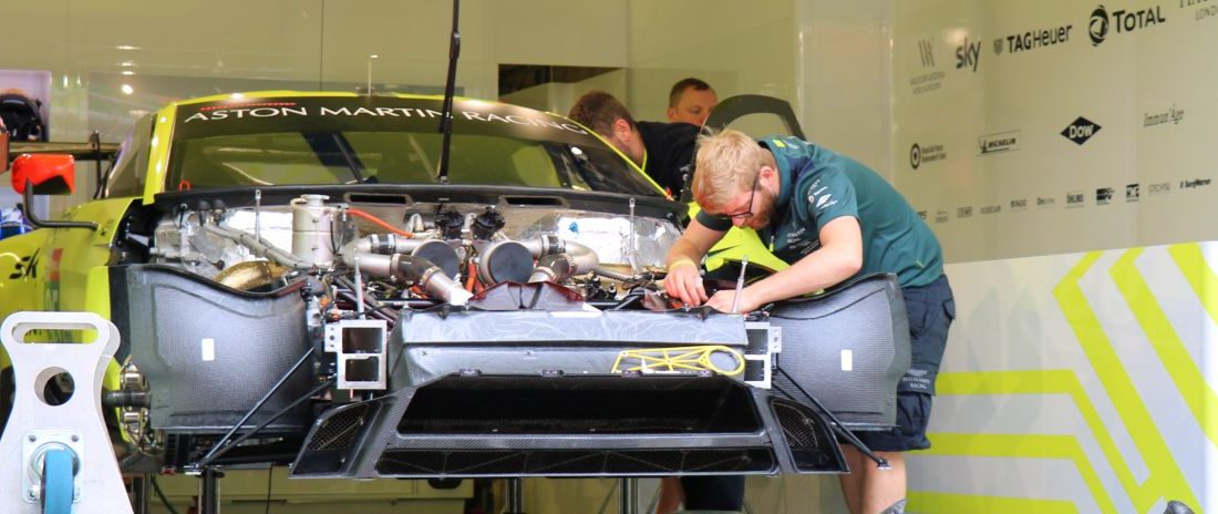 Ennyit kell reszelni egy Aston Martinon, hogy versenyautó legyen