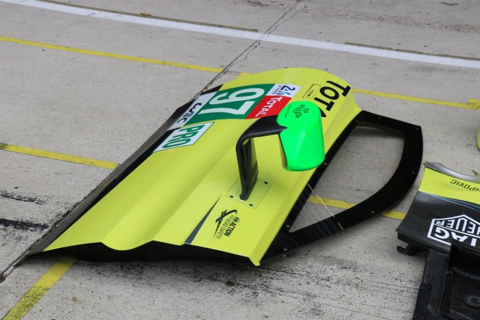 Ennyit kell reszelni egy Aston Martinon, hogy versenyautó legyen 4 Ennyit kell reszelni egy Aston Martinon, hogy versenyautó legyen 4