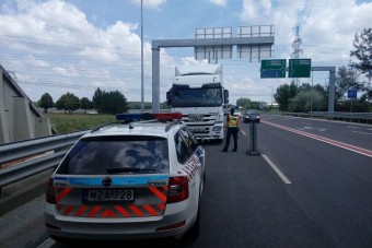 Olvadó kamiont fogtak az M1-esen