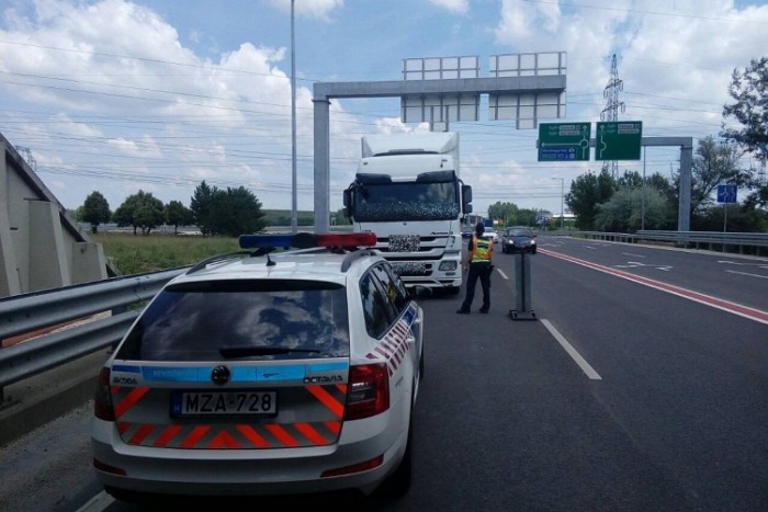 Olvadó kamiont fogtak az M1-esen