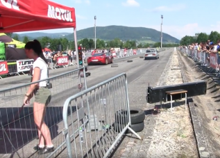 Ettől elájulsz, az öreg faros Škoda gyári motorral veri a Ferrarit