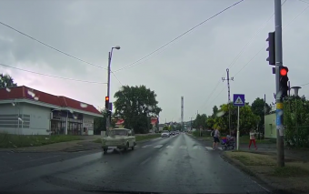 Simán áthajtott a piroson egy öreg hölgy Trabanttal