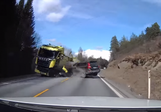 Frontálisan durrant bele egy kamionba Volvóval, túlélte