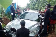 Temetési rítus miatt tettek föld alá egy luxus-Mercedest 1