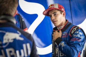 Hamilton szívesen látná az F1-ben a motoros bajnokot