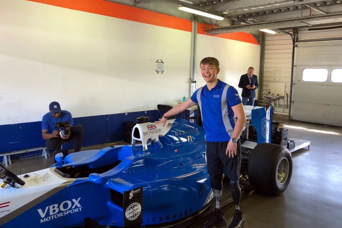 Meglepetés: Forma-1-est tesztel a műlábú ifjonc