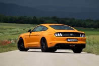 Mindenből még egy kicsit több – Ford Mustang 28