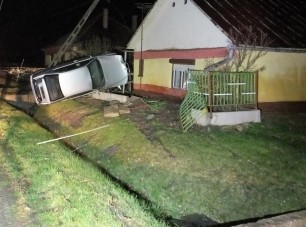 Művészet, ahogy felkente a BMW-t a kerítésre