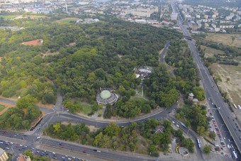 Hétfőtől megtiltják a parkolást a Népligetben